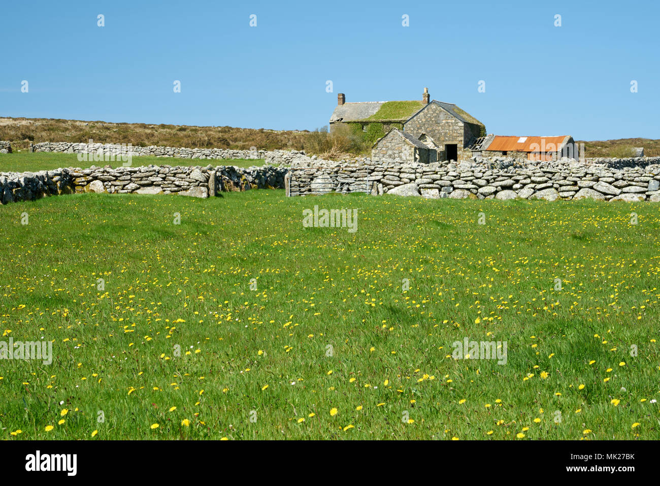 Aufgegebenen landwirtschaftlichen Gebäuden bei Männern eine Tol Bronze alter Steine, Cornwall, UK. Im frühen 20. Jahrhundert erbaut und als Krönung Farm Stockfoto