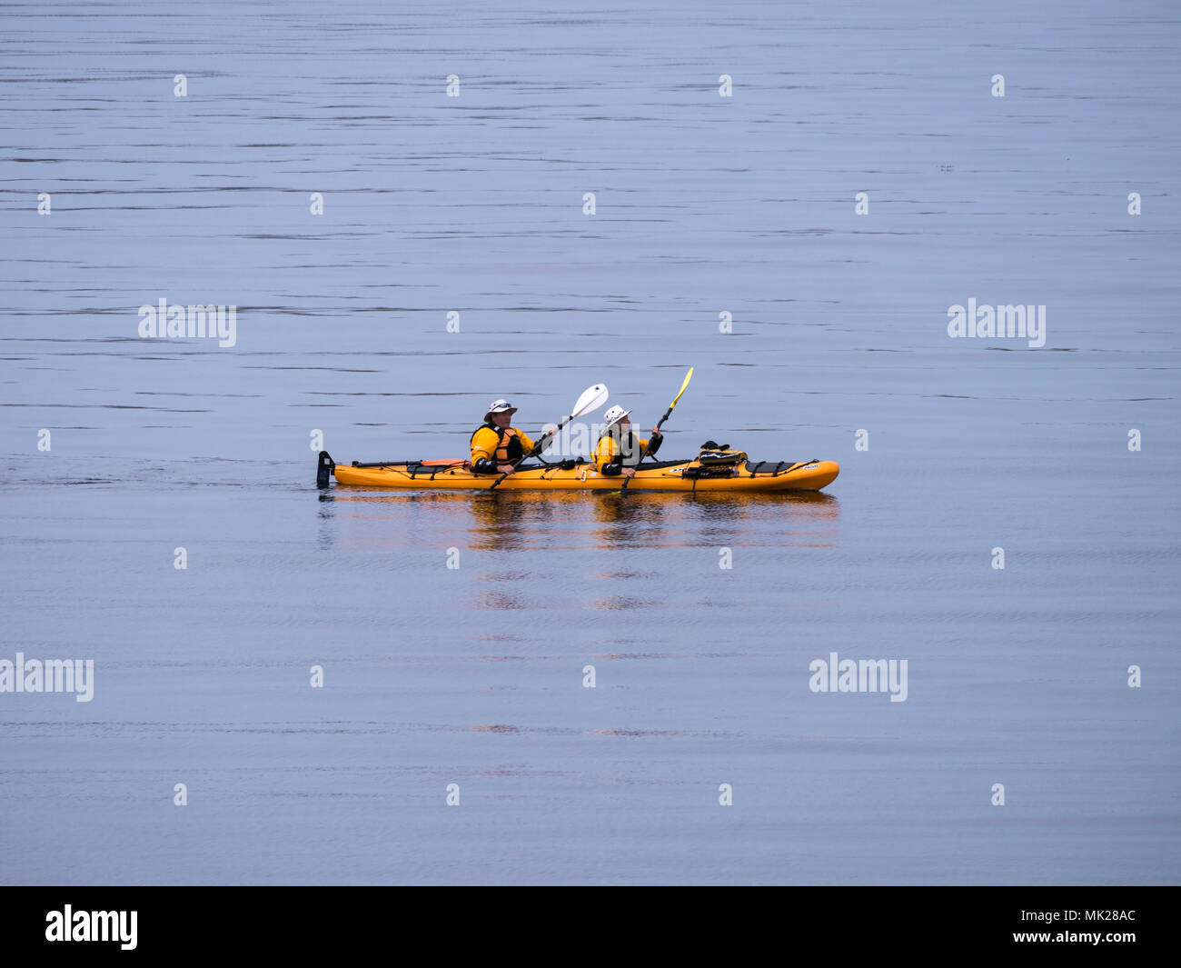 Paar Paddeln in Tandem in einem Zwei-mann Sea Kayak auf dem Loch Scavaig, Isle of Skye, Schottland, Großbritannien Stockfoto