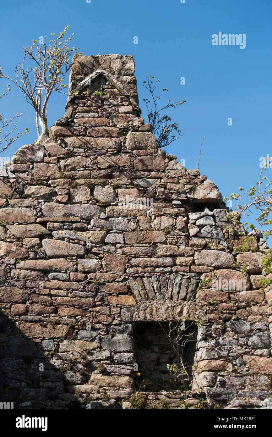 Gable End der verfallenen Gebäude aus Stein (gemeldet als ex Strath Minister's Haus/manse), Kilchrist Cill Chriosd, Suardal, Isle of Skye, Schottland, Großbritannien. Stockfoto