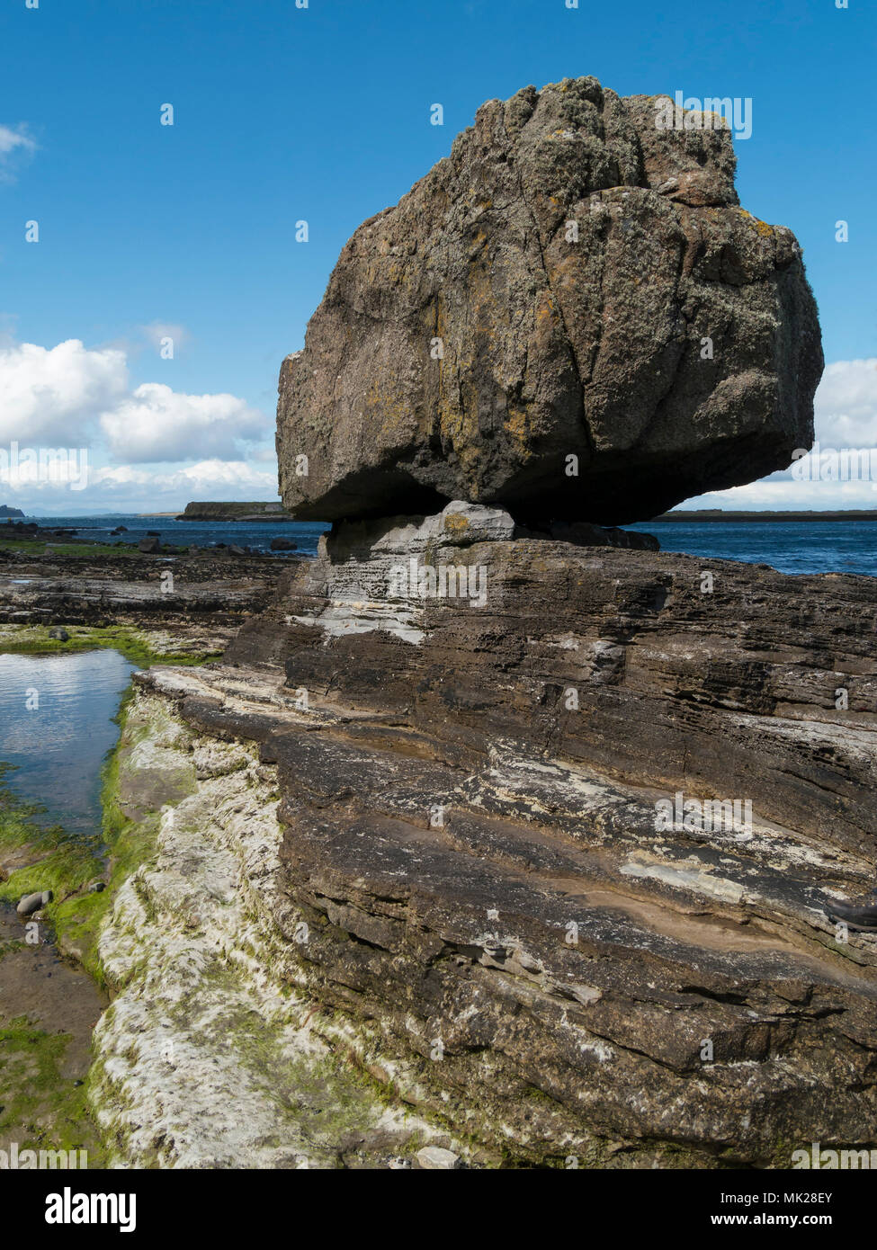 Riesige gefallene Felsbrocken auf felsigen Strand Küste, eine Corran, Staffin, Isle of Skye, Schottland, Großbritannien Stockfoto