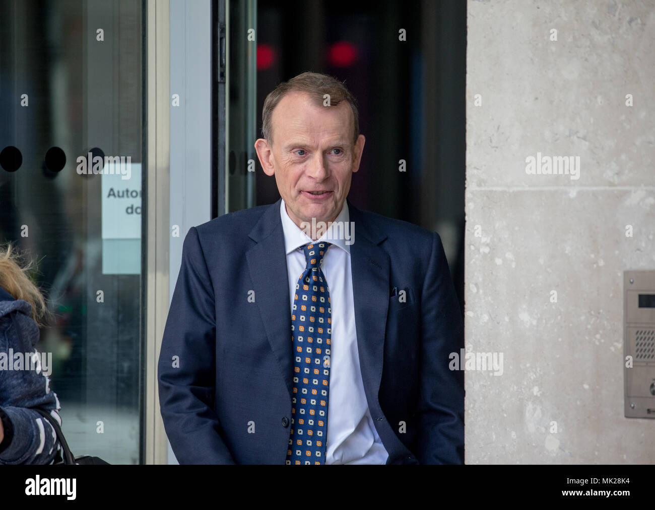 Politische Analysten- und TV-Moderator, Andrew Marr, verlässt den BBC-Studios nach der Vorstellung seines zeigen. Er hatte eine Operation, die ein Tumor auf seiner Niere zu entfernen. Stockfoto