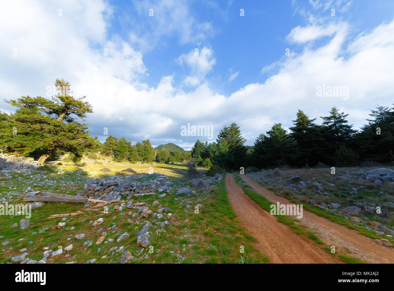 Kies Mountain Road Szene am Nachmittag gegen einen bewölkten Himmel in der taigetos Gebirge in Griechenland Stockfoto