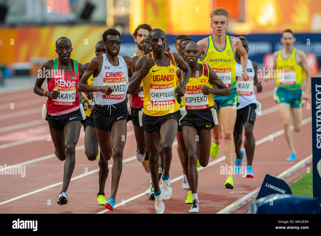 GOLD COAST, Australien - 8 April: Joshua Kiprui Cheptegei von Uganda und Mohammed Ahmed von Kanada konkurrieren in der Männer 5000 m-Finale bei den Gold Coast 2. Stockfoto