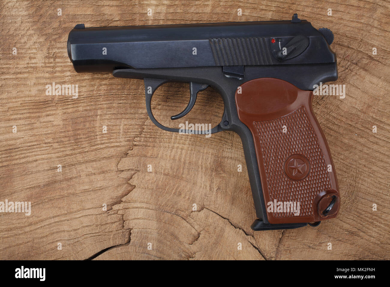 9 mm russische Pistole auf hölzernen Hintergrund Stockfoto
