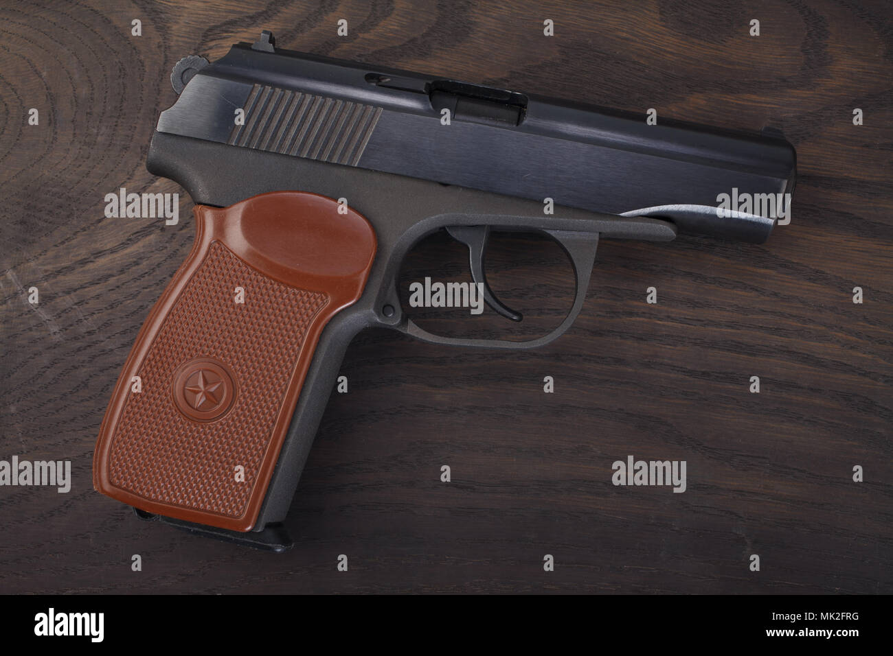 9 mm russische Pistole auf hölzernen Hintergrund Stockfoto