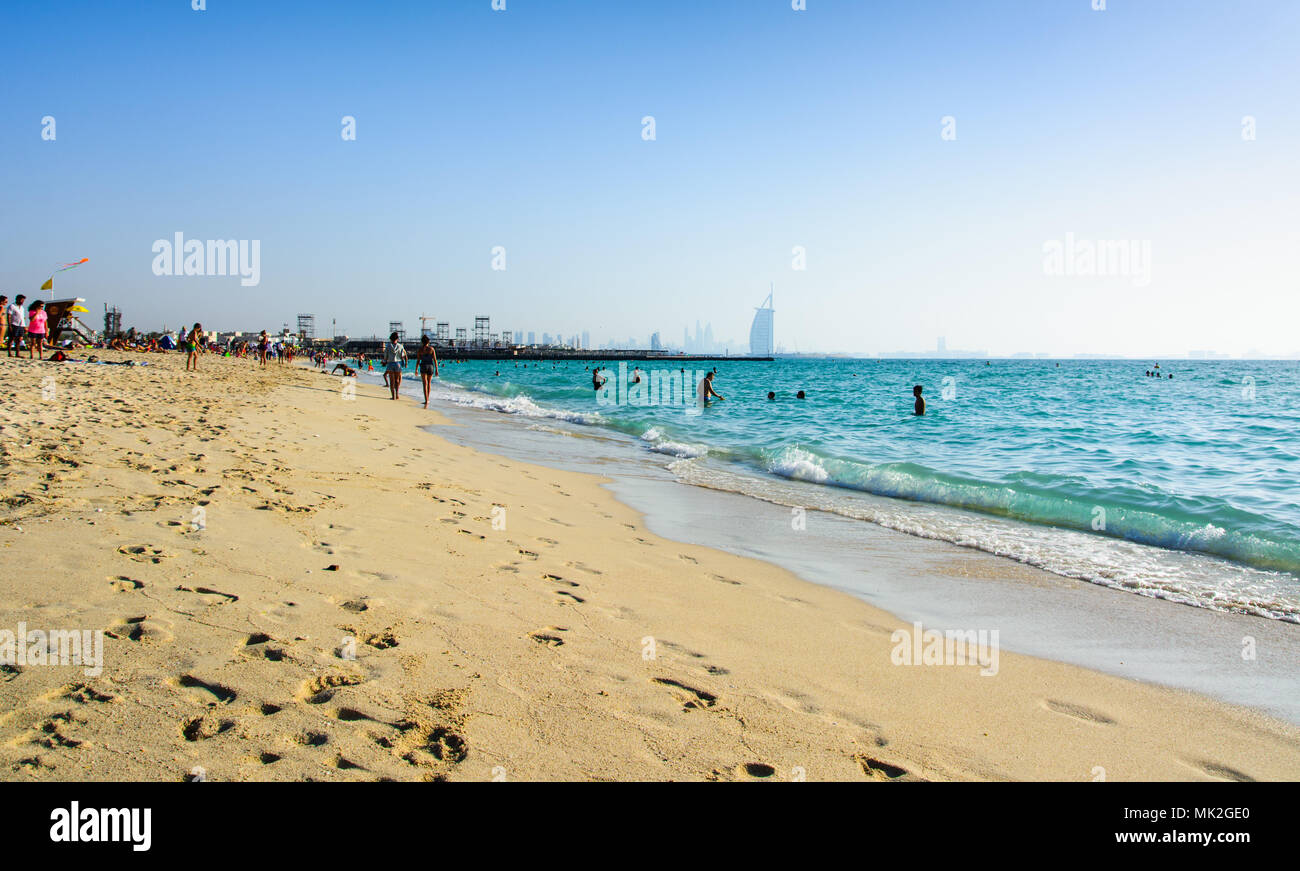 Dubai beach woman Fotos und Bildmaterial in hoher Aufl??sung Alamy