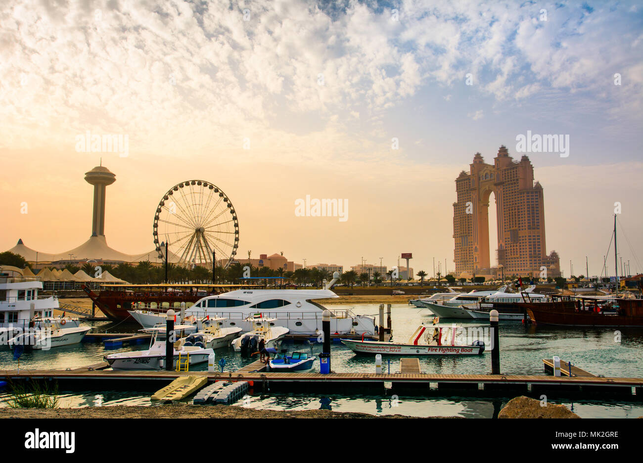Abu Dhabi, VAE - 27. April 2018: Sonnenuntergang über Al Marina Insel Abu Dhabi mit Marina Auge und Atlantis Hotel mit luxuriösen Yachten Stockfoto