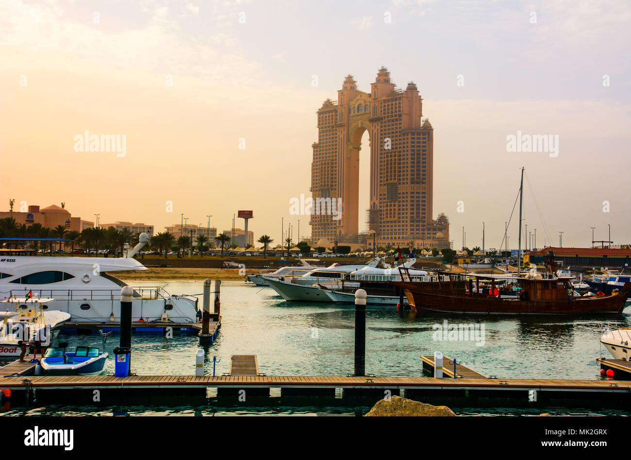 Abu Dhabi, VAE - 27. April 2018: Sonnenuntergang über Al Marina Insel Abu Dhabi mit Atlantis Hotel und Yachten anzeigen Stockfoto