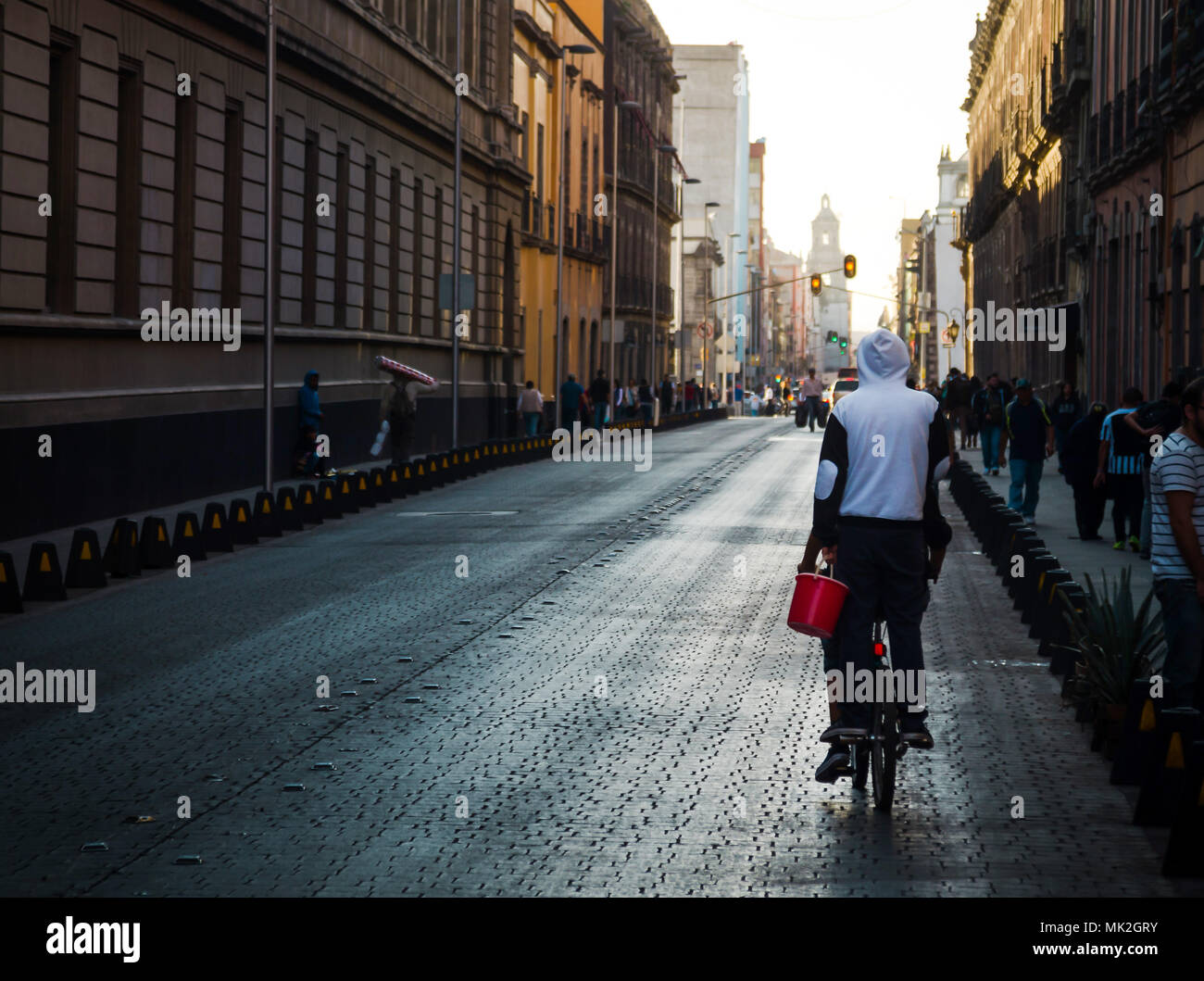 Mexiko City, Mexiko - Januar 14.2018: der Mann mit dem Fahrrad auf den Straßen von Mexiko Stadt am Goldenen Stunde Stockfoto