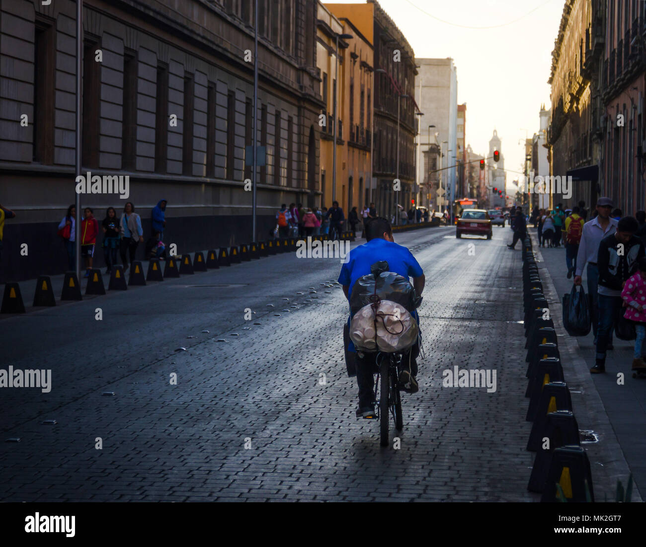 Mexiko City, Mexico-Jan. 14.2018: der Mann mit dem Fahrrad auf den Straßen von Mexiko Stadt am Goldenen Stunde Stockfoto