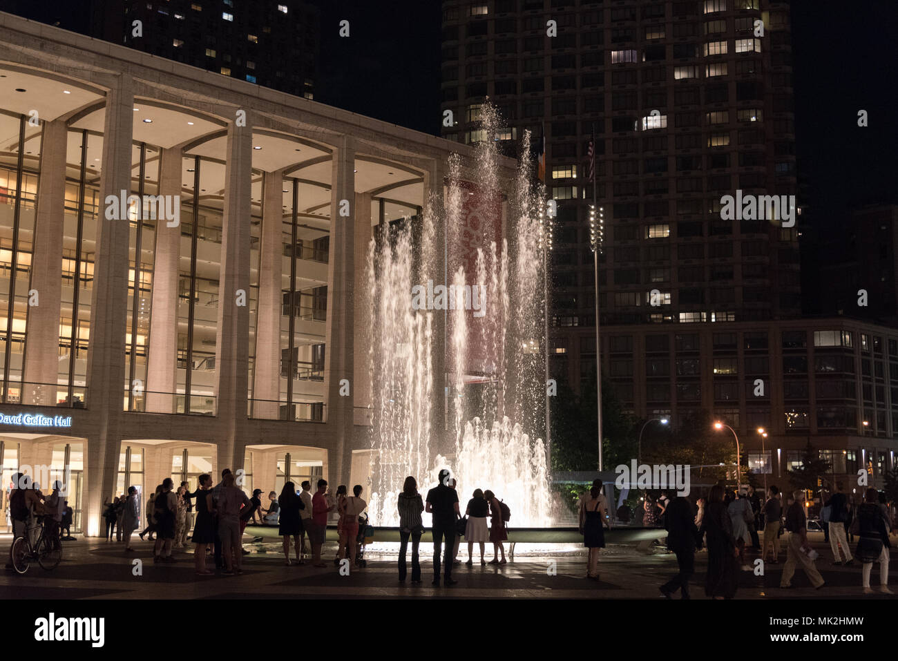 Juli 4, 2017: Leute, das Lincoln Center, die zahlreichen kulturellen Aktivitäten erkunden und geniessen ein Sommerabend auf der Plaza, New York, USA Stockfoto