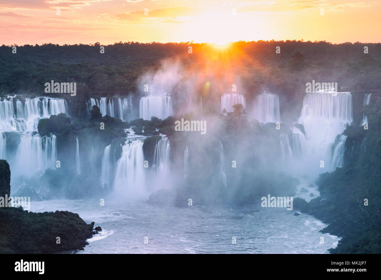 Den Iguassu oder Iguacu falls - der weltweit größten Wasserfall system an der Grenze von Brasilien eine Argentinien Stockfoto