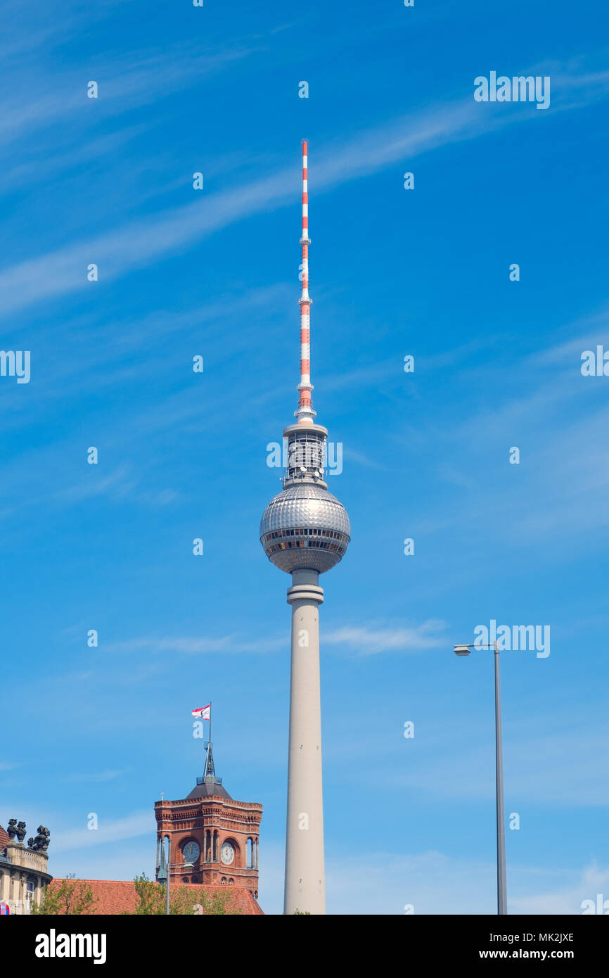 Der Fernsehturm/Fernsehturm (Fernsehturm), die berühmteste Sehenswürdigkeit in Berlin, Deutschland Stockfoto
