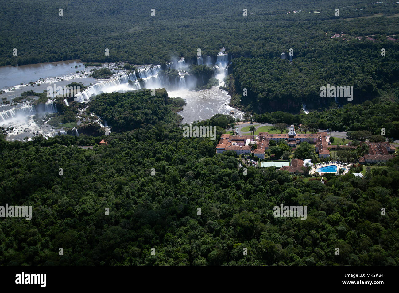 Luftaufnahme der Iguassu/Iguacu falls - der weltweit größten Wasserfall system an der Grenze von Brasilien eine Argentinien und die belmond Hotel Cataratas Stockfoto