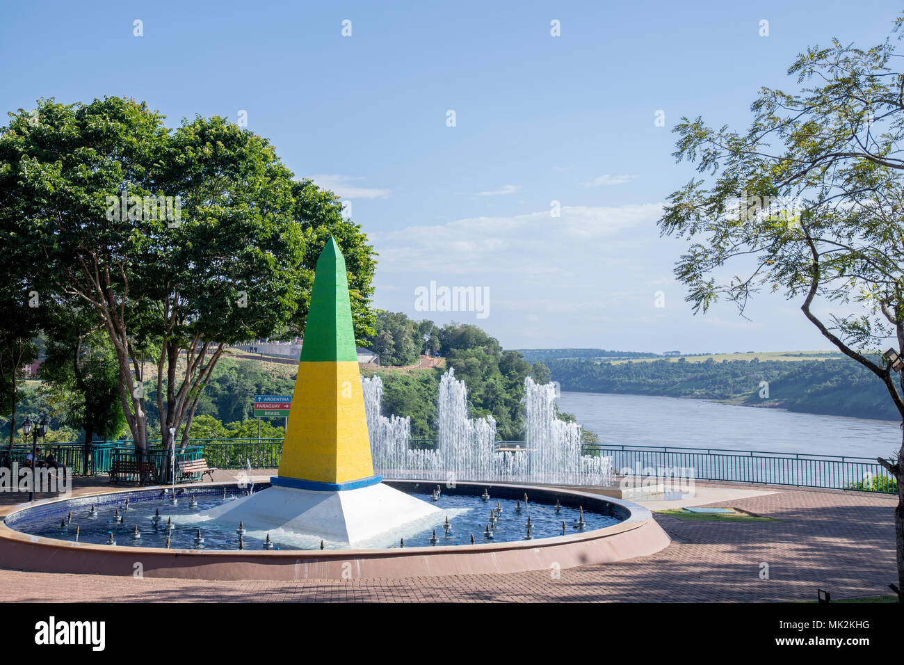 Die Triple frontier tri-Grenzgebiet entlang der Kreuzung von Paraguay, Argentinien und Brasilien, wo die Flüsse Iguazu und Parana konvergieren Stockfoto