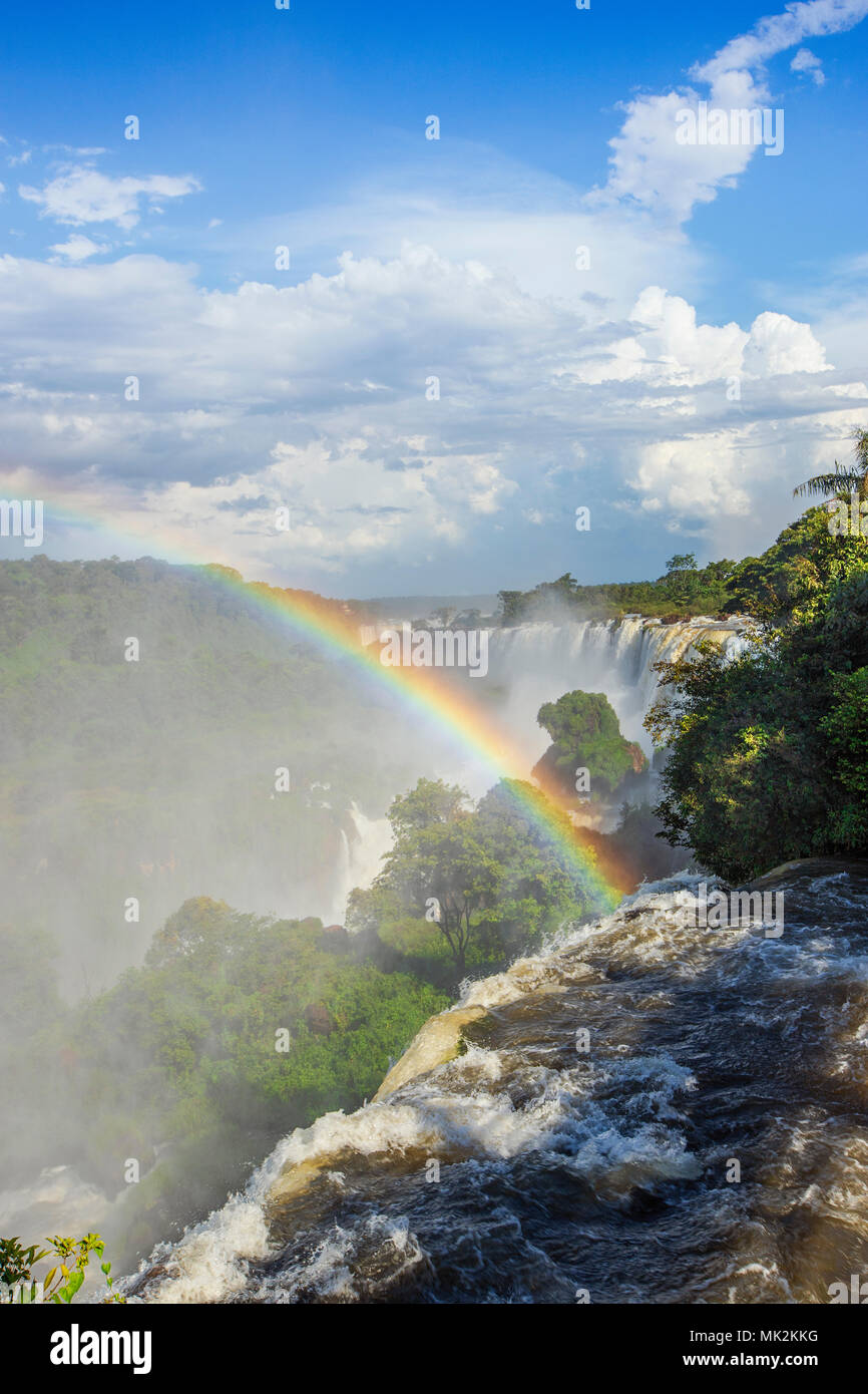 Den Iguassu oder Iguacu falls - der weltweit größten Wasserfall system an der Grenze von Brasilien eine Argentinien Stockfoto