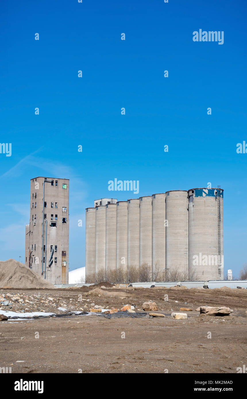 Der Körnerelevator und Silos im Industriegebiet von Minneapolis Minnesota Hennepin County verlassen Stockfoto