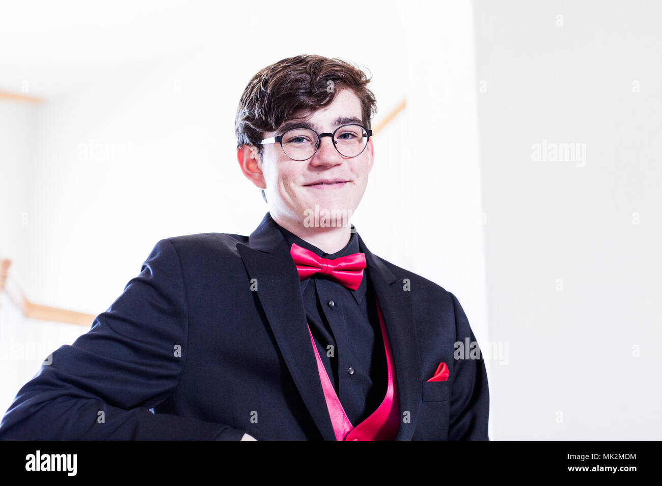 Teenager im Tuxedo vor seinem Senior Prom. Stockfoto