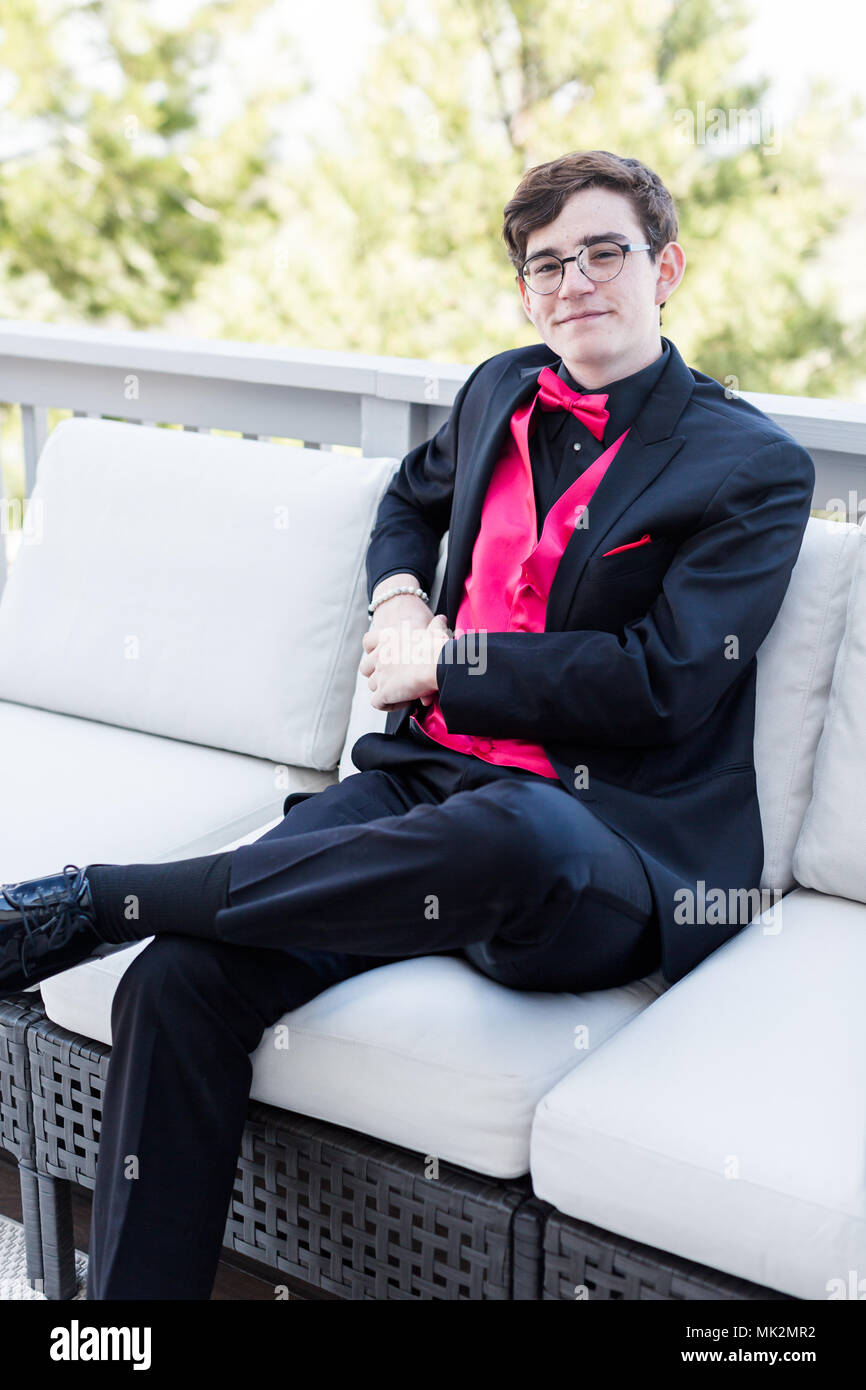 Teenager im Tuxedo vor seinem Senior Prom. Stockfoto