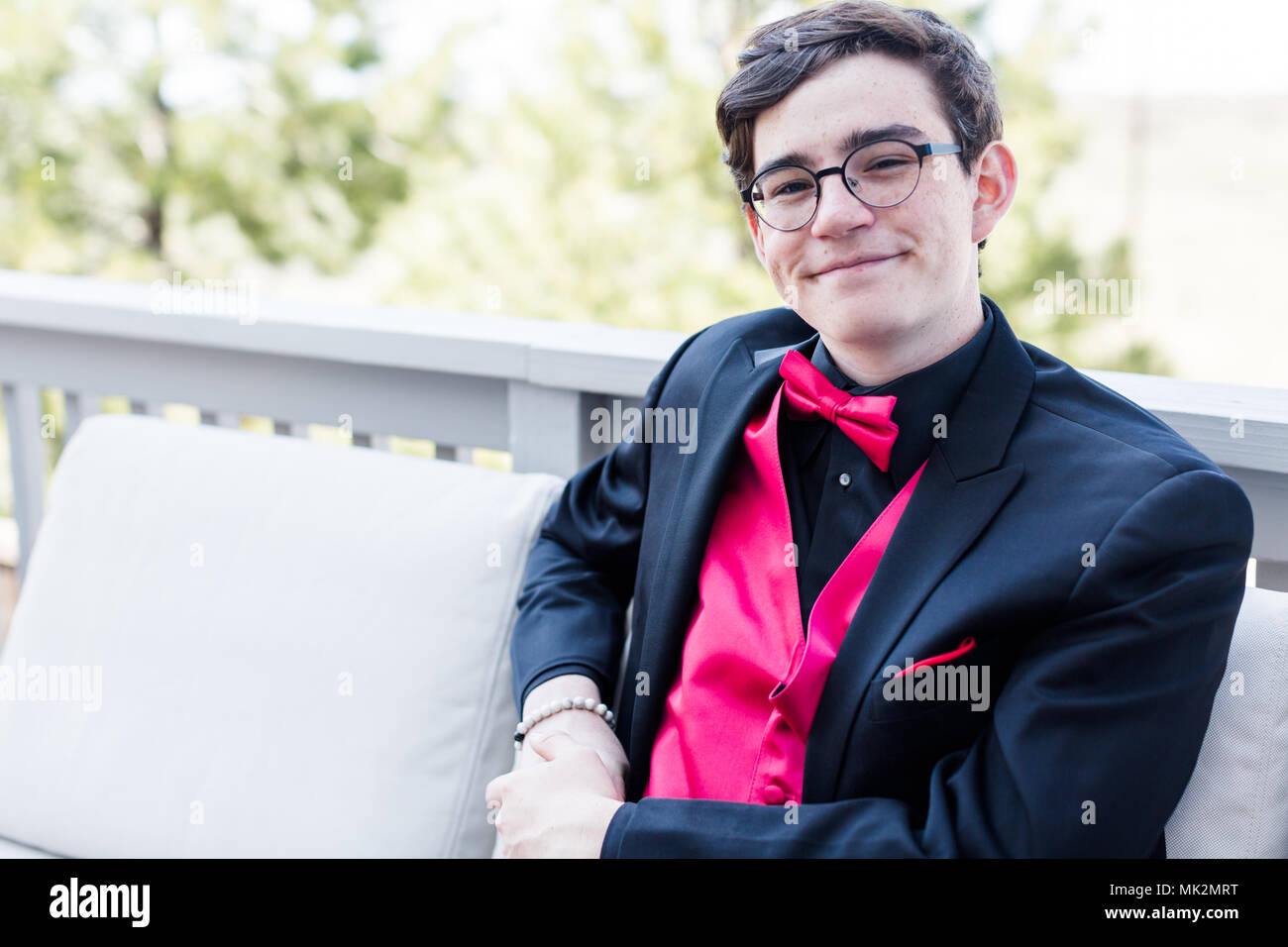 Teenager im Tuxedo vor seinem Senior Prom. Stockfoto