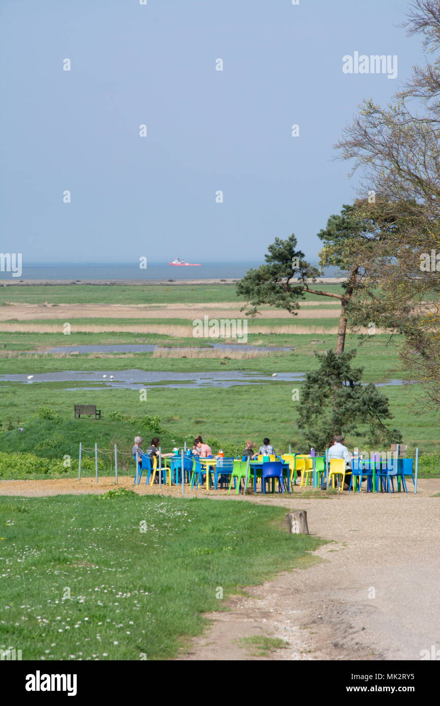 Die Menschen essen im Freien Stockfoto