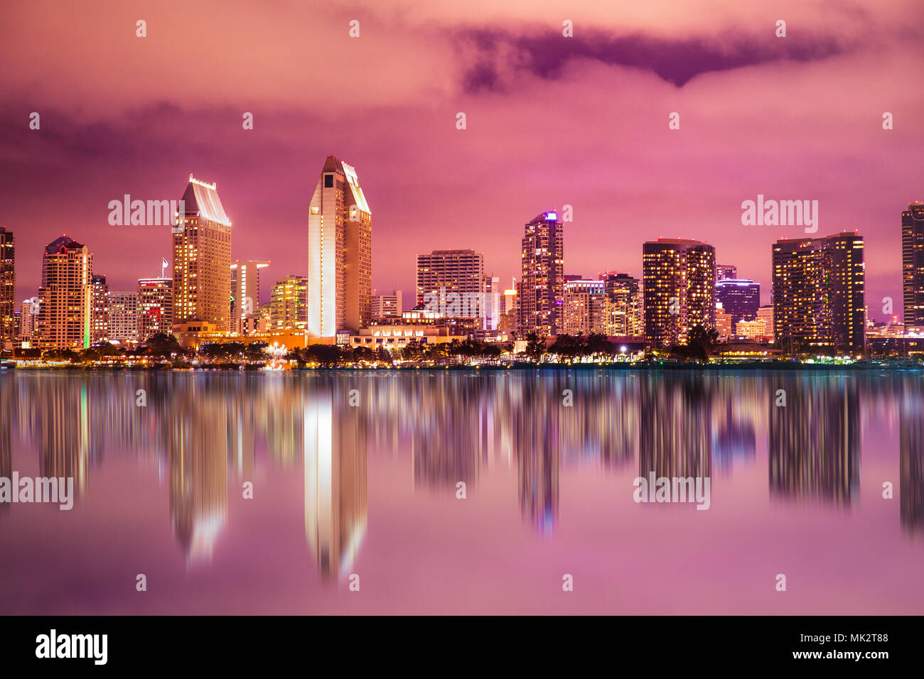 Schönen Sonnenuntergang Blick auf die Skyline von San Diego, Kalifornien Stockfoto
