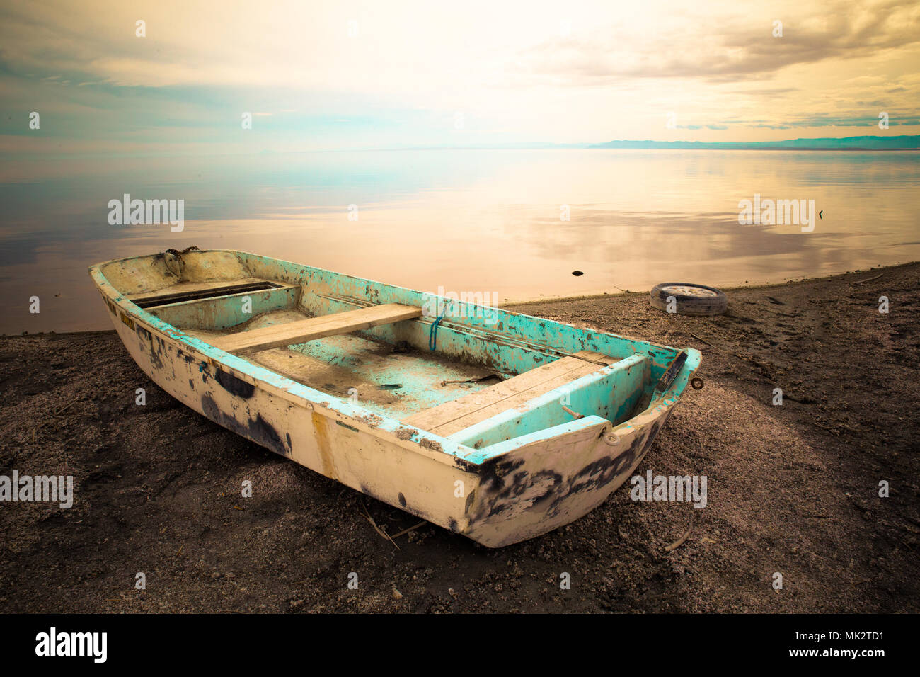 Zeile Boot entlang der Küste am Salton Sea in der kalifornischen Wüste verlassen Stockfoto