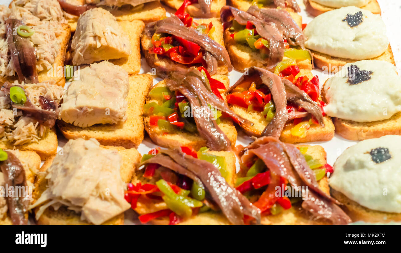 Typische Spanische Tapas In Einer Bar Bestehend Aus Einen Snack Oder Aperitif Die Mit Einem Drink Serviert Wird Stockfotografie Alamy