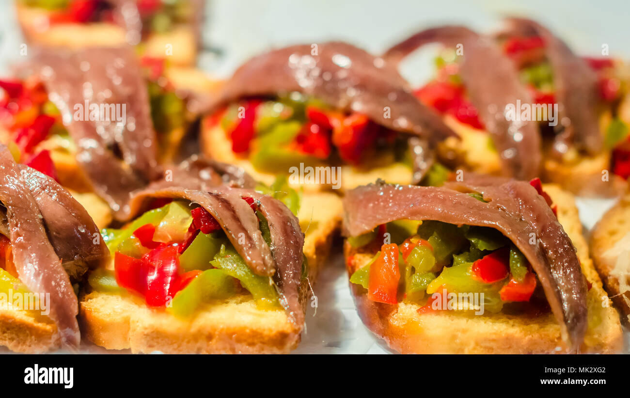 Typische Spanische Tapas In Einer Bar Bestehend Aus Einen Snack Oder Aperitif Die Mit Einem Drink Serviert Wird Stockfotografie Alamy