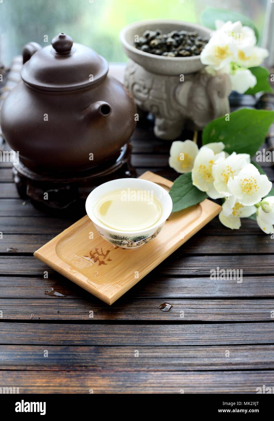 Gesunde oolong Tee Tasse mit Blättern Stockfoto
