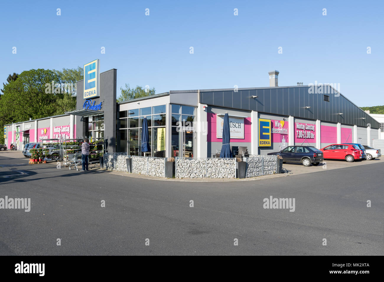 EDEKA-Supermarkt. Die EDEKA-Gruppe ist der größte deutsche Supermarkt Corporation. Stockfoto