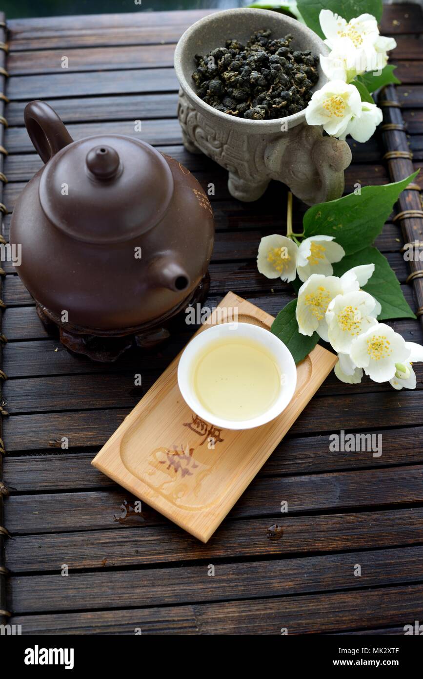 Gesunde oolong Tee Tasse mit Blättern Stockfoto