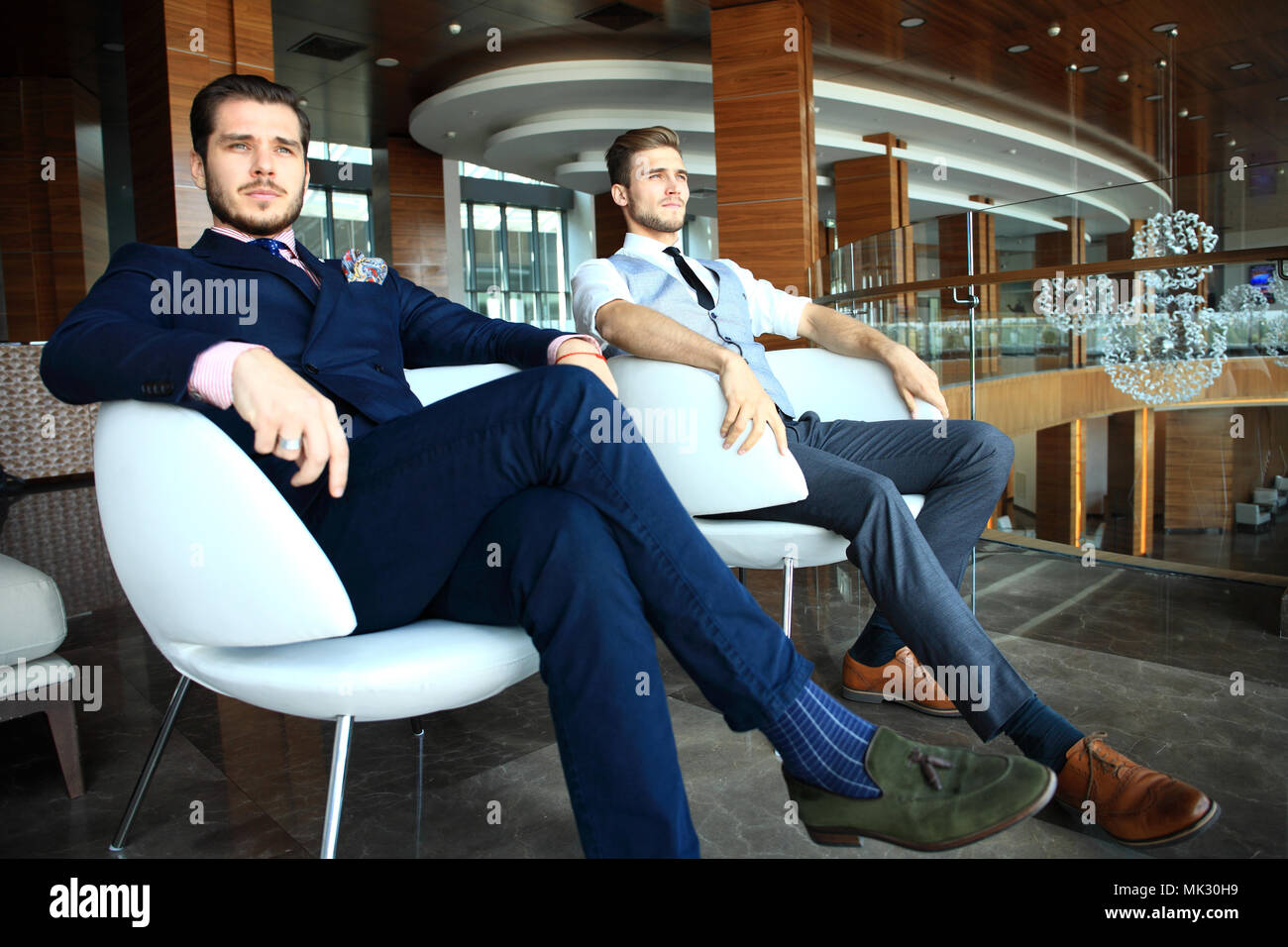 Zwei Kollegen Tagung in moderne Büroeinrichtung Stockfoto