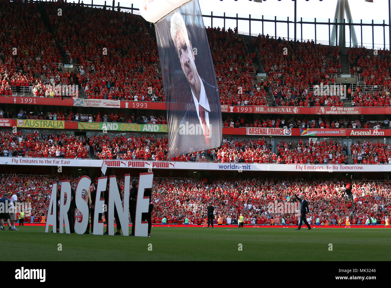 London, UK, 6. Mai 2018. Arsene Wenger Wellen auf Wiedersehen, nachdem Sie das Arsenal Manager für 22 Jahre, an der Englischen Premier League Spiel Arsenal v Burnley, Emirates Stadium, London, am 6. Mai 2018. ** Dieses BILD IST FÜR DIE REDAKTIONELLE VERWENDUNG ** Quelle: Paul Marriott/Alamy leben Nachrichten Stockfoto