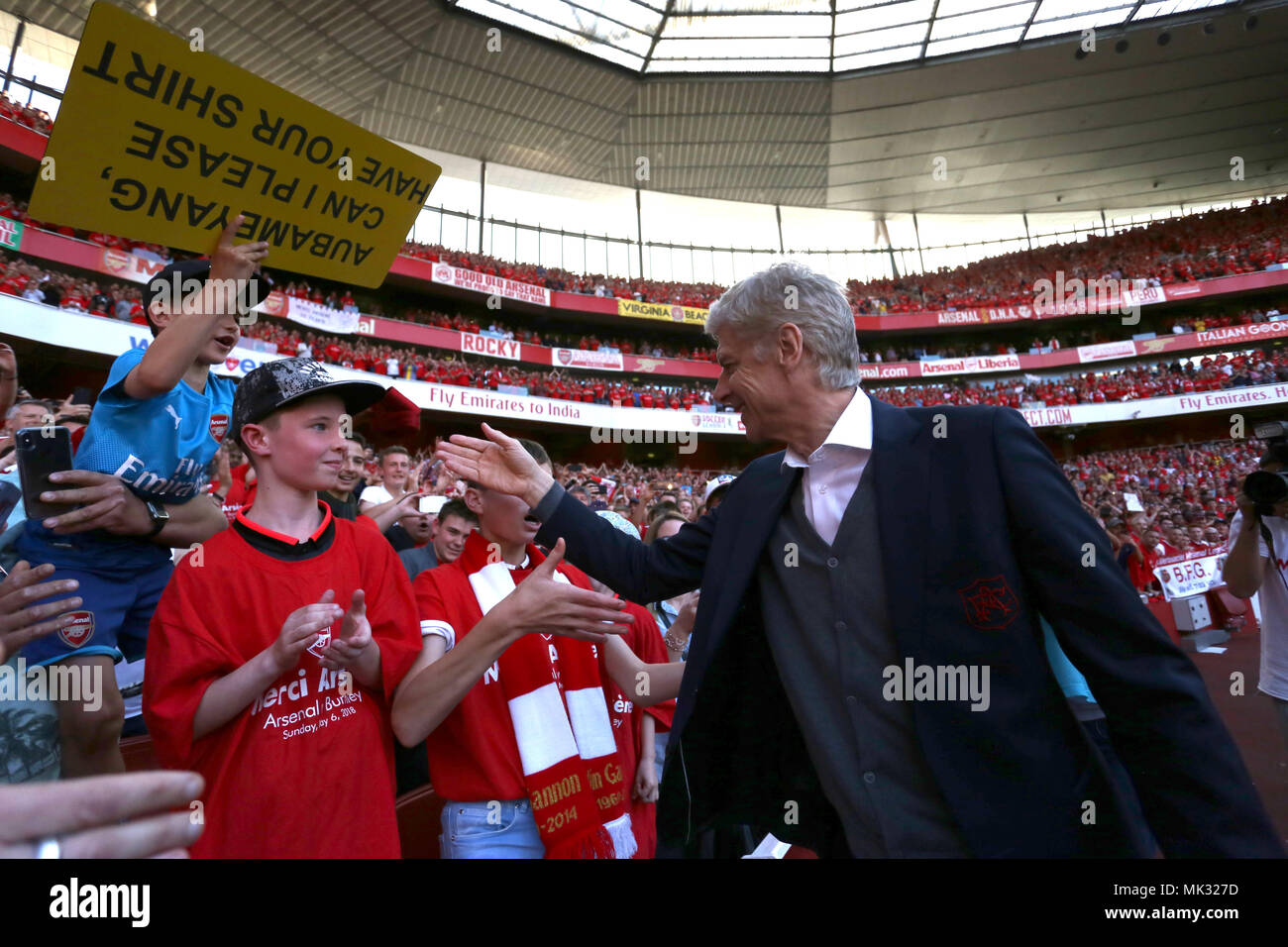 London, UK, 6. Mai 2018. Arsene Wenger gibt seine Krawatte zu dem Jungen mit einem Schild nach dem Arsenal Manager für 22 Jahre, an der Englischen Premier League Spiel Arsenal v Burnley, Emirates Stadium, London, am 6. Mai 2018. ** Dieses BILD IST FÜR DIE REDAKTIONELLE VERWENDUNG ** Quelle: Paul Marriott/Alamy leben Nachrichten Stockfoto