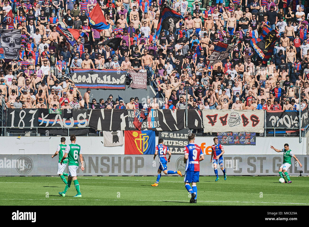 St Gallen Schweiz 6 Mai 2018 Fc Basel Fans Wahrend Der Raiffeisen Super League Spiel Fc St Gallen 1879 Vs Fc Basel Credit Rolf Simeon Alamy Leben Nachrichten Stockfotografie Alamy