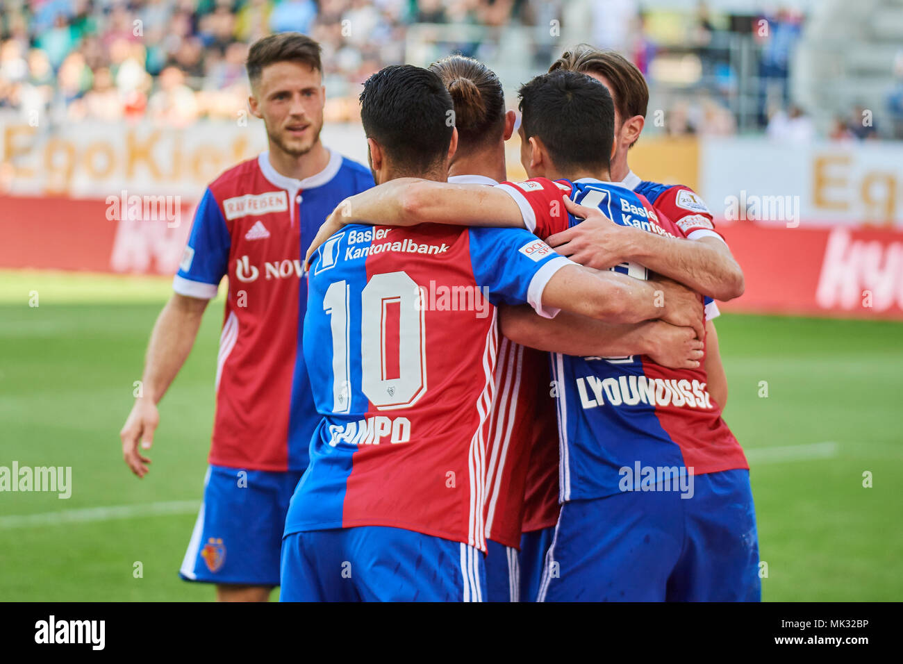 St Gallen Schweiz 6 Mai 2018 Fc Basel Spieler Feiern Ein Ziel Der Raiffeisen Super League Spiel Fc St Gallen 1879 Vs Fc Basel Credit Rolf Simeon Alamy Leben Nachrichten Stockfotografie Alamy