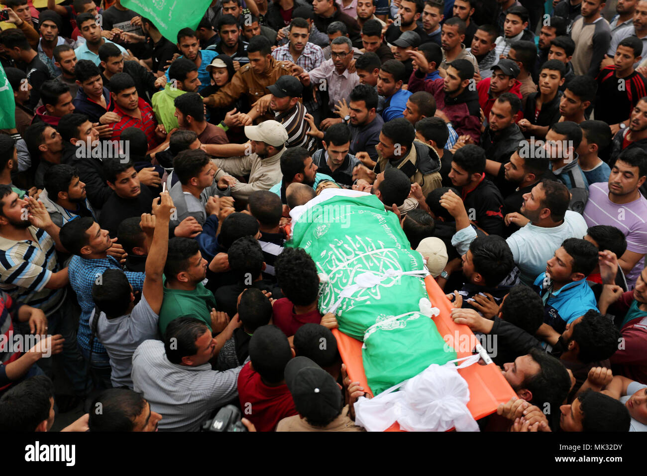 Khan Younis, Gazastreifen, palästinensischen Gebiet. 6. Mai, 2018. Trauernde tragen die Körper der Palästinensischen Mohammed Abu Reda, 20, die durch die israelischen Sicherheitskräfte an der Grenze Israel-Gaza getötet wurde, während seiner Beerdigung in Khan Younis im südlichen Gazastreifen Mai 6, 2018. Israelische Soldaten erschossen zwei Palästinenser, die in Israel aus dem Gazastreifen am Sonntag zu überqueren, die militärische sagte. Spät am Samstag, eine unerklärte Explosion tötete sechs Mitglieder der Ezzedine al-qassam Brigaden, des bewaffneten Flügels der palästinensischen Hamas Credit: Ashraf Amra/APA-Images/ZUMA Draht/Alamy leben Nachrichten Stockfoto