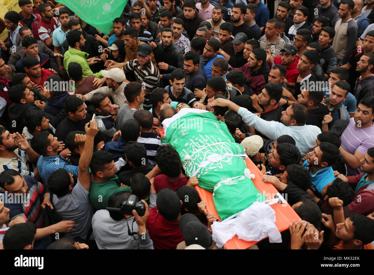 Khan Younis, Gazastreifen, palästinensischen Gebiet. 6. Mai, 2018. Trauernde tragen die Körper der Palästinensischen Mohammed Abu Reda, 20, die durch die israelischen Sicherheitskräfte an der Grenze Israel-Gaza getötet wurde, während seiner Beerdigung in Khan Younis im südlichen Gazastreifen Mai 6, 2018. Israelische Soldaten erschossen zwei Palästinenser, die in Israel aus dem Gazastreifen am Sonntag zu überqueren, die militärische sagte. Spät am Samstag, eine unerklärte Explosion tötete sechs Mitglieder der Ezzedine al-qassam Brigaden, des bewaffneten Flügels der palästinensischen Hamas Credit: Ashraf Amra/APA-Images/ZUMA Draht/Alamy leben Nachrichten Stockfoto