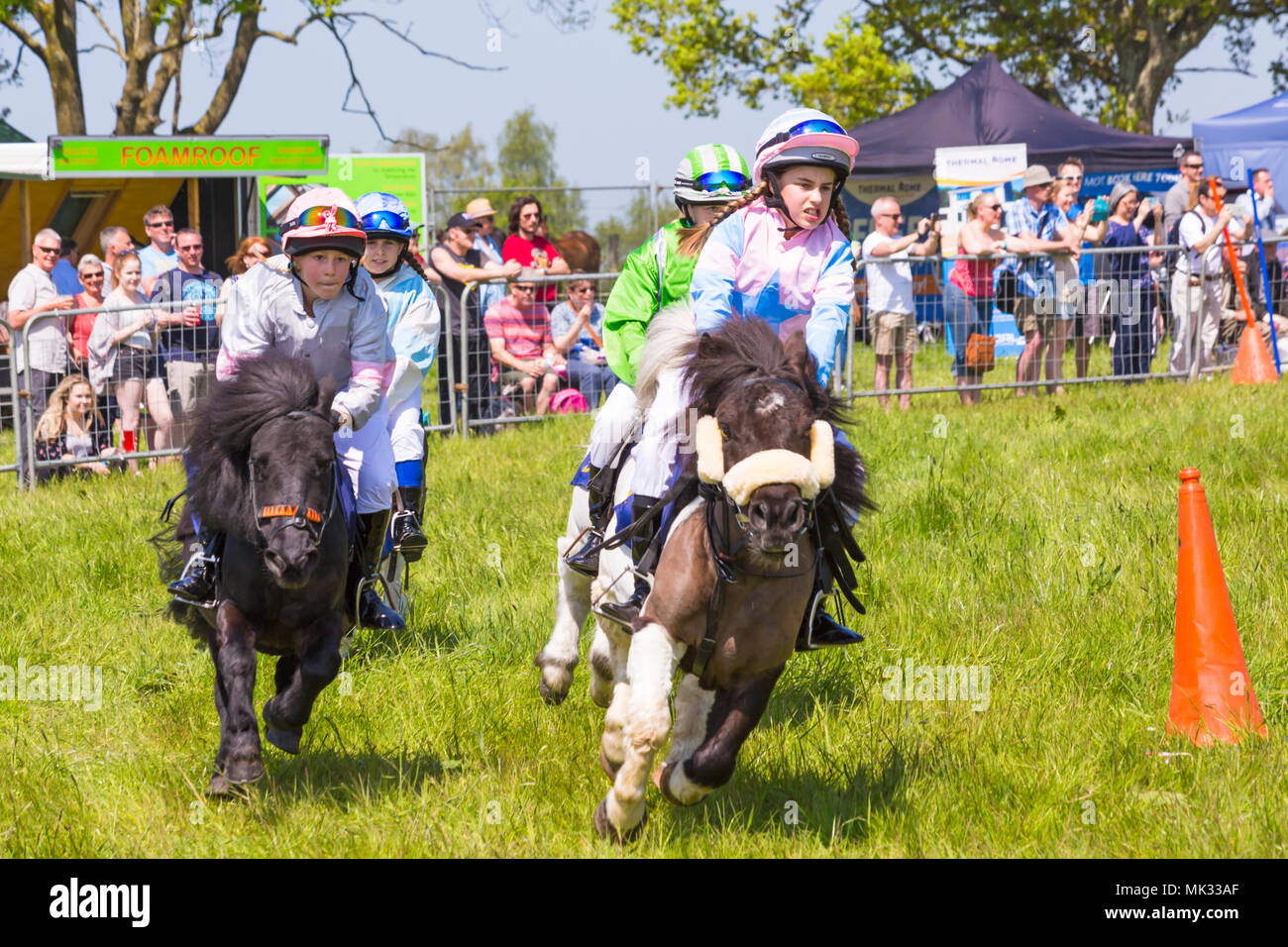 Netley Marsh, Hampshire, UK. 6. Mai 2018. Den ersten Tag der zweitägigen Veranstaltung, Hampshire Spiel&Country Messe zieht die Massen an einem heißen sonnigen Tag. Junge jockeys nehmen an den Shetland Pony racing und die Massen begeistern. Credit: Carolyn Jenkins/Alamy leben Nachrichten Stockfoto