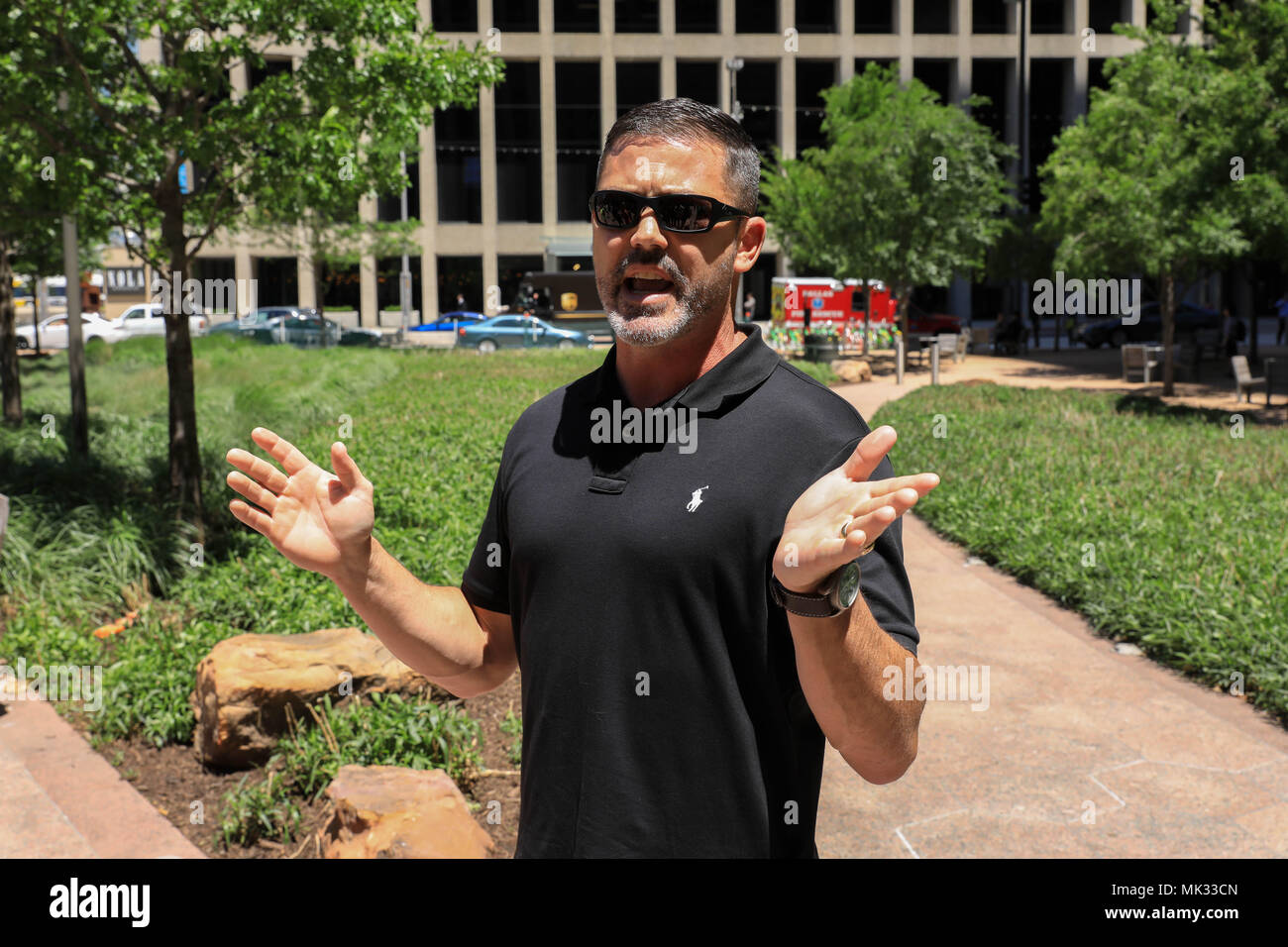 Nrb advocate Haraway Auseinandersetzungen mit NoRA Demonstranten in Dallas, Texas, das am 5. Mai, 2018. Stockfoto