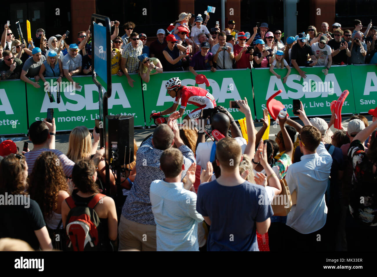 Leeds Rathaus, Headrow, Leeds, Großbritannien. 6. Mai, 2018. Tour De Yorkshire Phase 4 Halifax nach Leeds Leeds Rathaus, Headrow, Leeds Stephane Rossetto von Coureur Cycliste Professionnel führt das Rennen wie es geht Leeds Rathaus, um die Ziellinie auf dem Headrow, Leeds. Credit: Touchlinepics/Alamy leben Nachrichten Stockfoto