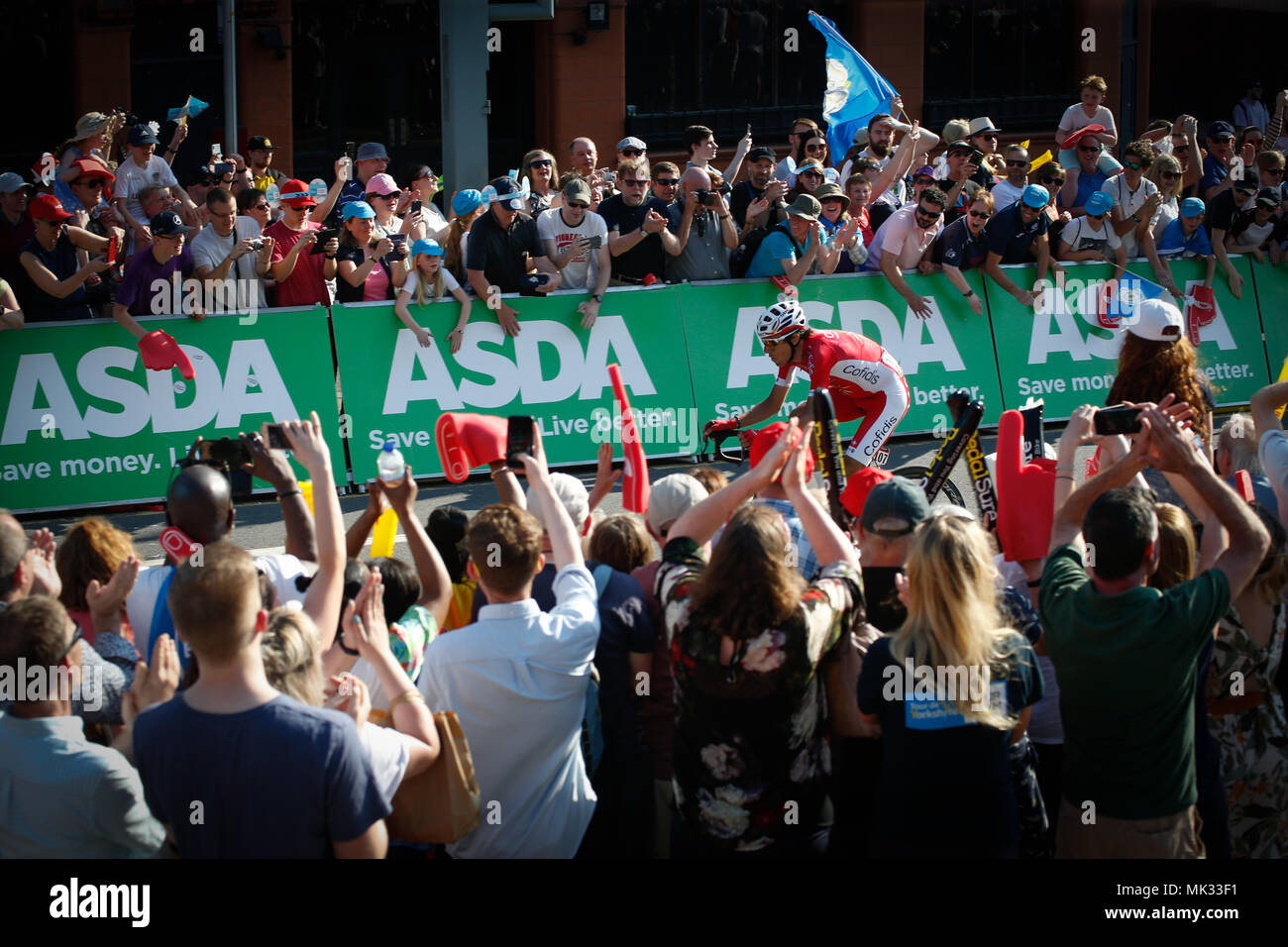 Leeds Rathaus, Headrow, Leeds, Großbritannien. 6. Mai, 2018. Tour De Yorkshire Phase 4 Halifax nach Leeds Leeds Rathaus, Headrow, Leeds Stephane Rossetto von Coureur Cycliste Professionnel führt das Rennen wie es geht Leeds Rathaus, um die Ziellinie auf dem Headrow, Leeds. Credit: Touchlinepics/Alamy leben Nachrichten Stockfoto