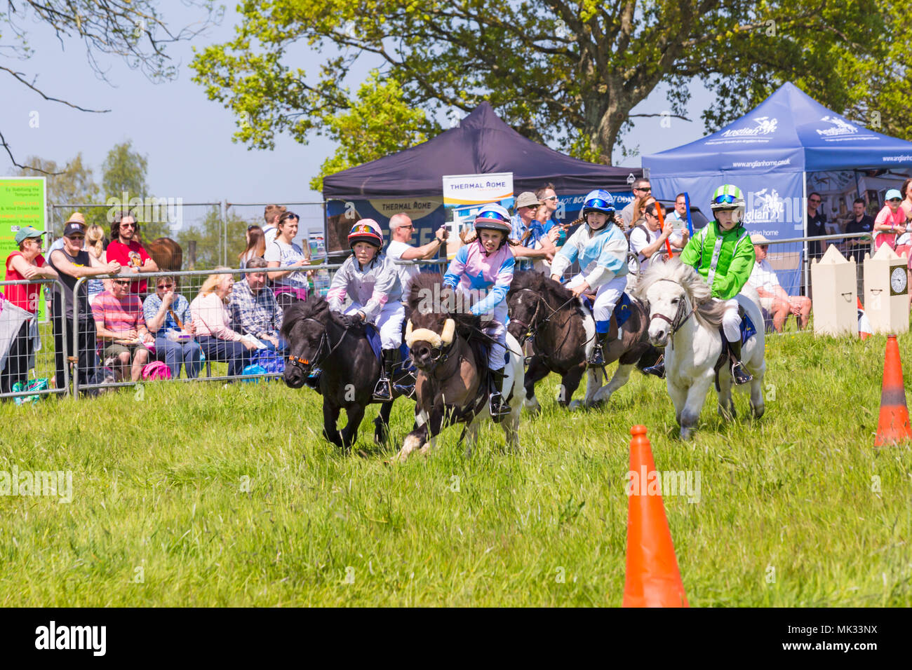 Netley Marsh, Hampshire, UK. 6. Mai 2018. Den ersten Tag der zweitägigen Veranstaltung, Hampshire Spiel&Country Messe zieht die Massen an einem heißen sonnigen Tag. Junge jockeys nehmen an den Shetland Pony racing und die Massen begeistern. Credit: Carolyn Jenkins/Alamy leben Nachrichten Stockfoto