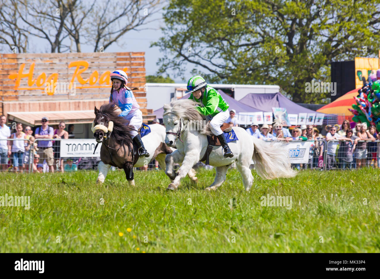 Netley Marsh, Hampshire, UK. 6. Mai 2018. Den ersten Tag der zweitägigen Veranstaltung, Hampshire Spiel&Country Messe zieht die Massen an einem heißen sonnigen Tag. Junge jockeys nehmen an den Shetland Pony racing und die Massen begeistern. Credit: Carolyn Jenkins/Alamy leben Nachrichten Stockfoto