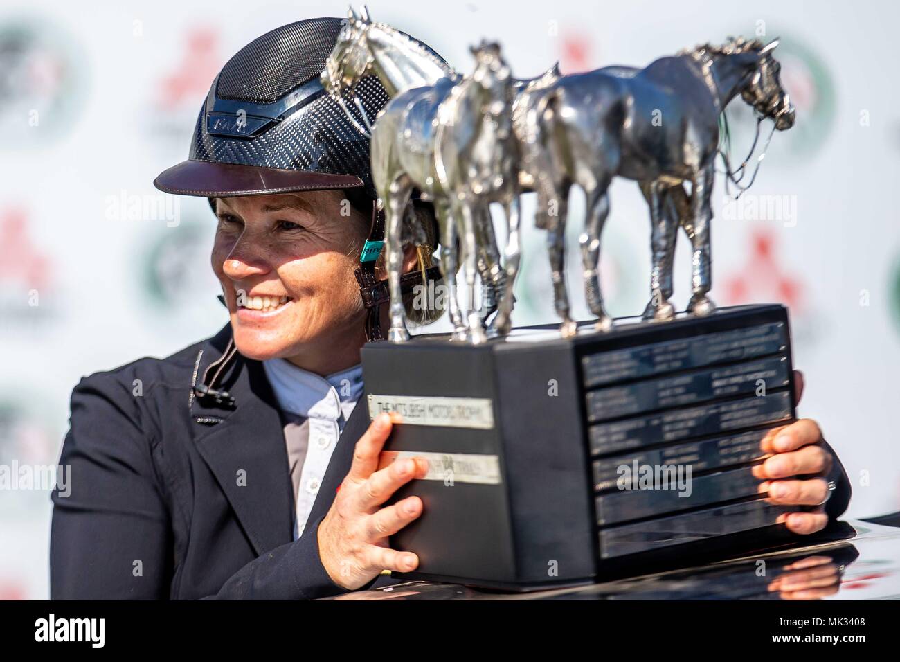 Gloucestershire, Vereinigtes Königreich. 6. Mai 2018. Springen. Tag 4. Jonelle Preis. Sieger. Trophäe. NZL. Mitsubishi Badminton Horse Trials. Badminton. UK. 06.05.2018. Credit: Sport in Bildern/Alamy leben Nachrichten Stockfoto