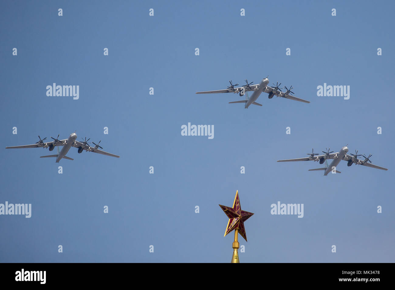 Moskau, Russland. 4. Mai, 2018. Russische Luftwaffe Tupolew Tu-95MS 4-engine Turboprop-angetriebene Strategischer Bomber und Raketen carrier fliegen in Formation während der Probe auf den bevorstehenden Sieg Tag air show Kennzeichnung der 73. Jahrestag des Sieges über Nazi-Deutschland im Großen Vaterländischen Krieg 1941-45, der Ostfront des Zweiten Weltkriegs. Credit: Victor Vytolskiy/Alamy leben Nachrichten Stockfoto
