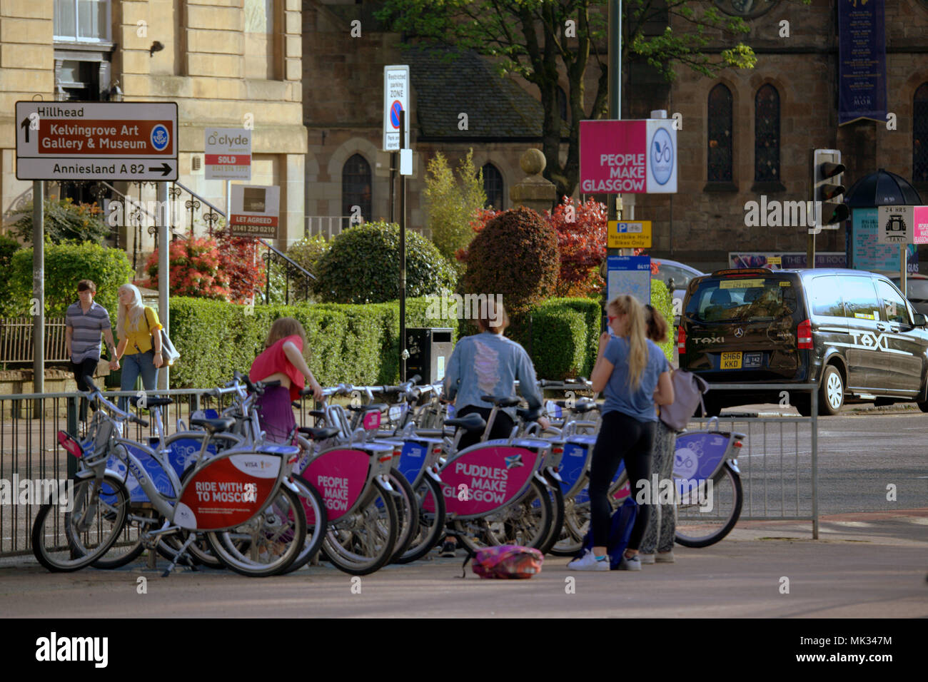 Glasgow, Schottland, Großbritannien 6. Mai. UK Wetter: nextbike Großbritannien Leute machen Glasgow Fahrradverleih sonnigen Sommer Wetter schließlich erreicht die Stadt für das Wochenende. Einheimische und Touristen genießen die Sonne in die Botanischen Gärten, die Botanik, in der Plüsch West End. Gerard Fähre / alamy Nachrichten Stockfoto