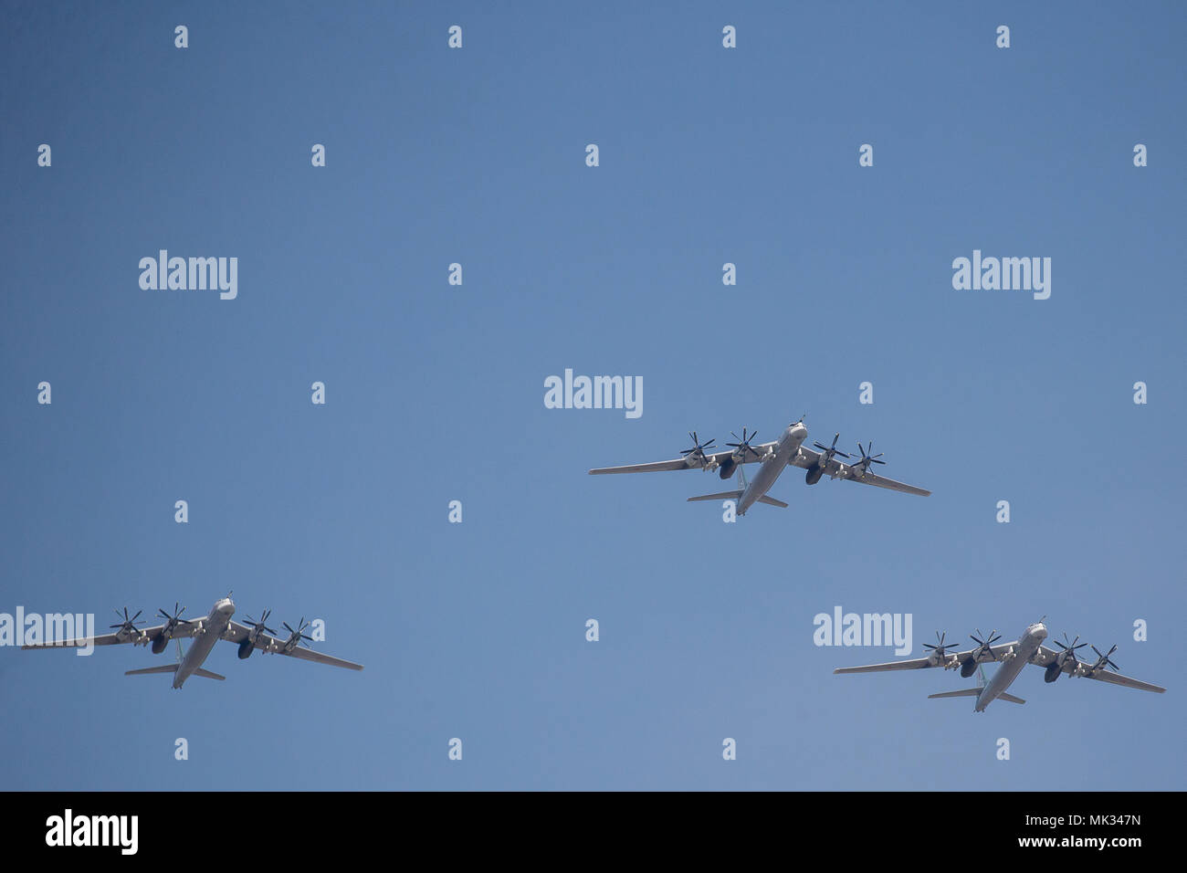 Moskau, Russland. 4. Mai, 2018. Russische Luftwaffe Tupolew Tu-95MS 4-engine Turboprop-angetriebene Strategischer Bomber und Raketen carrier fliegen in Formation während der Probe auf den bevorstehenden Sieg Tag air show Kennzeichnung der 73. Jahrestag des Sieges über Nazi-Deutschland im Großen Vaterländischen Krieg 1941-45, der Ostfront des Zweiten Weltkriegs. Credit: Victor Vytolskiy/Alamy leben Nachrichten Stockfoto