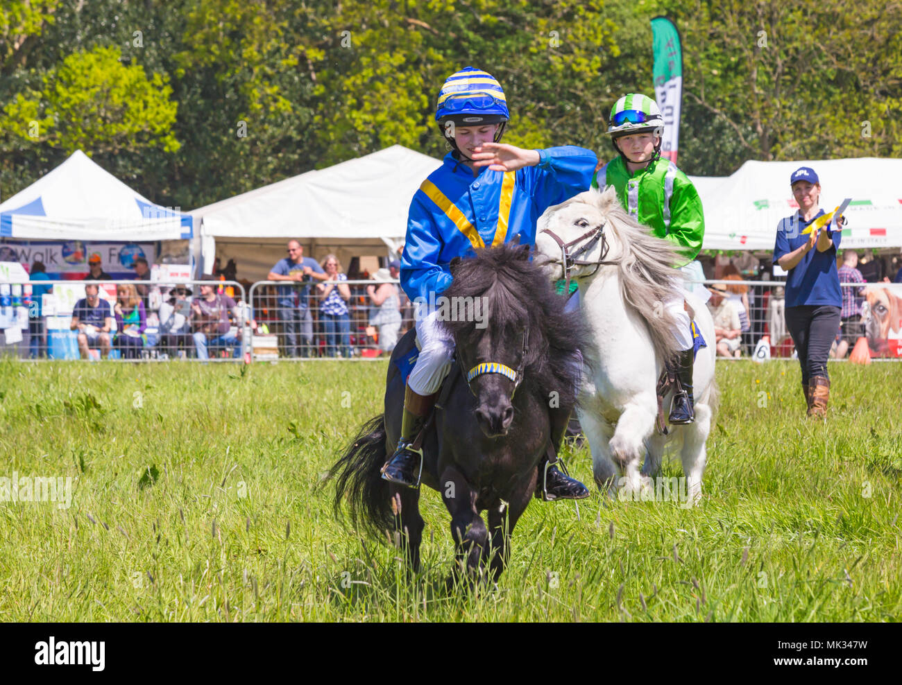 Netley Marsh, Hampshire, UK. 6. Mai 2018. Den ersten Tag der zweitägigen Veranstaltung, Hampshire Spiel&Country Messe zieht die Massen an einem heißen sonnigen Tag. Junge jockeys nehmen an den Shetland Pony racing und die Massen begeistern. Credit: Carolyn Jenkins/Alamy leben Nachrichten Stockfoto